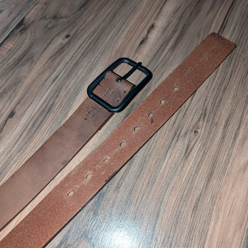 Men's Fossil Brown Leather waist belt in size 40. Fossil leather belt.